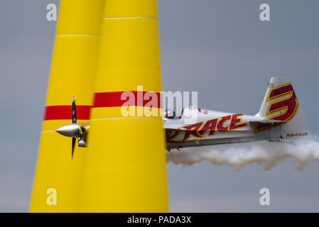 Red Bull Air Race démonstration au Farnborough International Airshow, FIA 2018. Avion avions supplémentaires par l'entremise d'un gate Banque D'Images