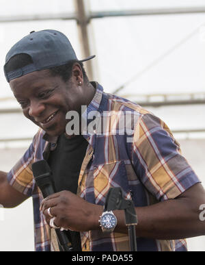 Kent, UK. 21 juillet, 2018. 21 juillet 2018 - Festival de musique de Vicaires Picnic - Jour 2 Performance dans la comédie tente - artiste Stephen K Amos Glamourstock glamourstock Crédit : Crédit/Alamy Live News Banque D'Images