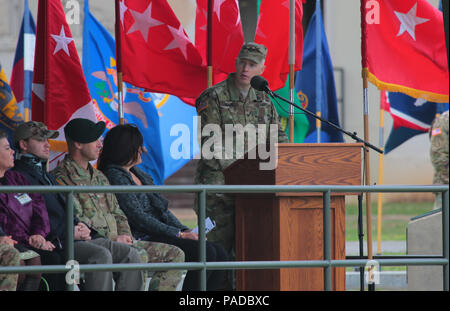 Le Colonel Kevin C. LEAHY, commandant, 5ème groupe des forces spéciales (Airborne), adresses des Soldats, familles, les anciens combattants au cours de la cérémonie de passage à l'unité de flash à Fort Campbell, Kentucky, le 23 mars 2016. Au cours de la cérémonie, 5e SFG(A) a rétabli l'époque Vietnam beret, l'ajout d'un flash une bande jaune en diagonale avec trois bandes rouges à l'arrière-plan noir et blanc. Les rayures rendent hommage à l'histoire du groupe dans la guerre du Vietnam et son creuset sous le feu. Banque D'Images