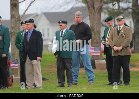 Le Vietnam - 5ème ère Special Forces Group (Airborne) Les soldats participent à la 5e SFG(A) passage flash cérémonie à Fort Campbell, Kentucky, le 23 mars 2016. Au cours de la cérémonie, 5e SFG(A) a rétabli l'époque Vietnam beret, l'ajout d'un flash une bande jaune en diagonale avec trois bandes rouges à l'arrière-plan noir et blanc. Les rayures rendent hommage à l'histoire du groupe dans la guerre du Vietnam et son creuset sous le feu. Banque D'Images