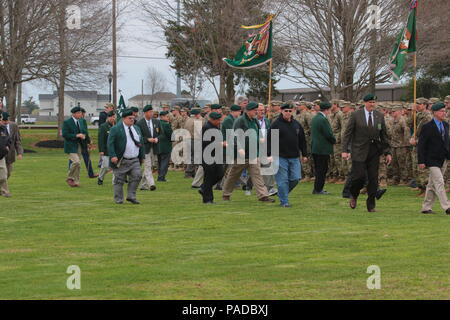 Le Vietnam - 5ème ère Special Forces Group (Airborne) Les soldats participent à la 5e SFG(A) passage flash cérémonie à Fort Campbell, Kentucky, le 23 mars 2016. Au cours de la cérémonie, 5e SFG(A) a rétabli l'époque Vietnam beret, l'ajout d'un flash une bande jaune en diagonale avec trois bandes rouges à l'arrière-plan noir et blanc. Les rayures rendent hommage à l'histoire du groupe dans la guerre du Vietnam et son creuset sous le feu. Banque D'Images