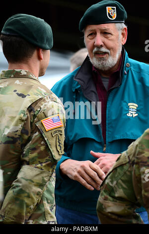 A l'époque du Vietnam 5 Special Forces Group (Airborne) Soldats parle à un des membres actuels du 5e SFG(A) après la conclusion de la cérémonie de passage de flash à Fort Campbell, Kentucky, le 23 mars 2016. Au cours de la cérémonie, 5e SFG(A) a rétabli l'époque Vietnam beret, l'ajout d'un flash une bande jaune en diagonale avec trois bandes rouges à l'arrière-plan noir et blanc. Les rayures rendent hommage à l'histoire du groupe dans la guerre du Vietnam et son creuset sous le feu. Banque D'Images