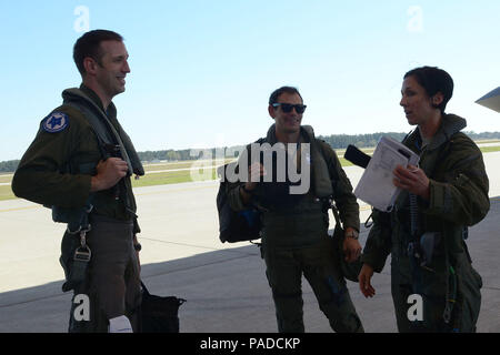 Le Lieutenant-colonel de l'US Air Force Christine Mau, droite, un F-35 Lightning II fighter pilot affecté à la 33e Escadre de chasse de la base aérienne d'Eglin, en Floride, est accueilli par le F-16 Fighting Falcon fighter pilots Le Major Justin Mock, à gauche, et le Major Stephen Kaminski, tous deux assignés à la 169e Escadre de chasse de la Garde nationale aérienne de la Caroline du Sud, à la base de la Garde nationale mixte Guess, S.C., le 22 mars 2016. Les pilotes menées 4e et 5e génération d'entraînement à l'appui de l'intégration, au cours de missions locales de formation, Mars 21 et 22 avril. (U.S. Photo de la Garde nationale aérienne Aviateur Senior Ashleigh Pavelek) Banque D'Images