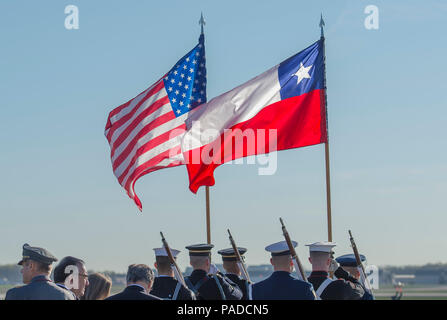 Les membres de la garde conjointe se préparer à l'arrivée du président chilien sur le Joint Base Andrews, Flightline, 30 mars 2016. Plus de 20 pays sont attendus pour le Sommet sur la sécurité nucléaire 2016 tenue à Washington, D.C. Le sommet offre un forum pour les dirigeants de renforcer les engagements pour la sécurisation des matières nucléaires. (U.S. Photo de l'Armée de l'air par la Haute Airman Nesha Humes) Banque D'Images