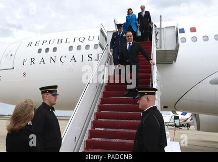 François Hollande, Président de la France, marche dans l'escalier après son arrivée à l'aérodrome de Joint Base Andrews, 31 mars 2016. Il est arrivé pour le Sommet sur la sécurité nucléaire 2016 tenue à Washington, D.C. Le sommet offre un forum pour les dirigeants de renforcer les engagements pour la sécurisation des matières nucléaires. (U.S. Photo de l'Armée de l'air par la Haute Airman Nesha Humes) Banque D'Images