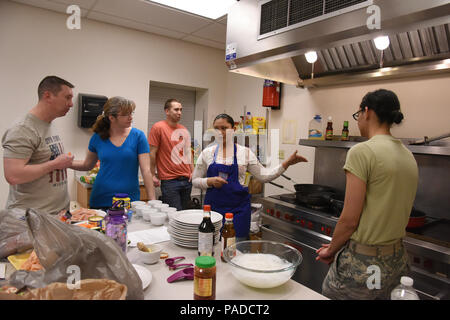 Le sergent-chef. Sherry Matthews, 341e Escadron de Génie Civil Gestion des opérations chef de section et coordonnateur club de cuisine, enseigne à une classe de faire sauter le 31 mars 2016, à la première cuisson club à Malmstrom Air Force Base, au Montana, le club de cuisine donne aux individus la possibilité de socialiser, tout en apprenant à cuisiner un repas sain, simple, pourtant. (U.S. Air Force photo/Senior Airman Jaeda Tookes) Banque D'Images