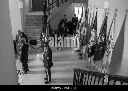 Dans le groupe (à droite) Irene Sgambelluri Beruan (centre), un survivant de l'occupation de l'île durant la Seconde Guerre mondiale ; M. Gregorio Sablan des îles Mariannes du Nord (arrière) ; et Mme Madeleine Bordallo de Guam (avant) ; parler de la 74e Commémoration nationale de la libération de Guam, la bataille pour les îles Mariannes du Nord, et la guerre dans le Pacifique, dans l'Amphithéâtre Memorial Prix d'affichage au Cimetière National d'Arlington, Arlington, Virginie, le 16 juillet 2018. Beruan ont participé à une armée tous les honneurs Wreath-Laying sur la Tombe du Soldat inconnu à Bordal Banque D'Images