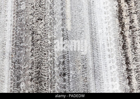 Des traces de la bande de roulement sur la neige, de la neige a couvert dans la saison d'hiver de la route, prendre en photo close up Banque D'Images