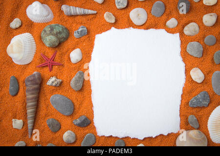 Magnifique cadre composé de sable de couleur, de coquillages, de pierres et de place pour une inscription Banque D'Images