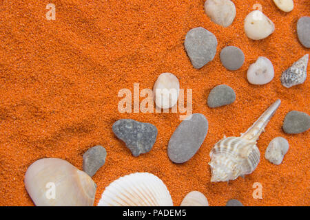 Magnifique cadre composé de sable de couleur, de coquillages, de pierres et de place pour une inscription Banque D'Images