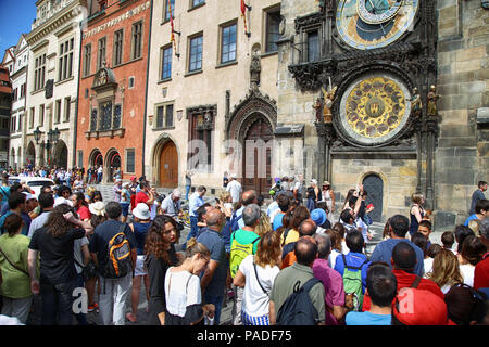 PRAGUE, RÉPUBLIQUE TCHÈQUE - le 23 août 2016 : personnes à pied et de regarder autour de l'horloge astronomique Orloj à la place de la Vieille Ville à Prague, République Tchèque Banque D'Images