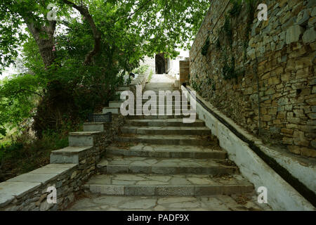 Tinos Island, Cyclades, en Grèce, en escalier avec canal de l'eau sous de grands arbres au-dessous de la ville, église catholique, Kardiani Banque D'Images