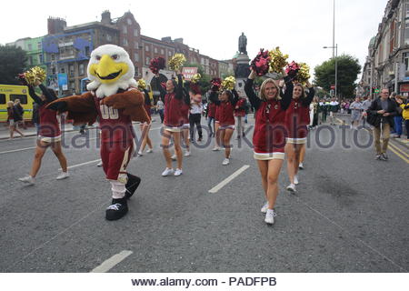 Cheerleaders à Dublin l'Irlande participent à un défilé devant un match de football américain Banque D'Images