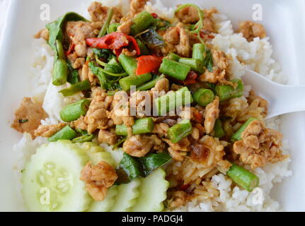 Épicé de poulet sauté avec feuille de basilic sur le riz en boîte de mousse pour prendre accueil Banque D'Images