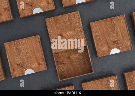 Boîte carrée en bois sombre vide avec couvercle coulissant ouvert avec des boîtes fermées autour sur fond noir. 3d illustration Banque D'Images