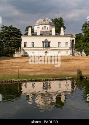 Chiswick, Londres, ROYAUME UNI - 19 juillet 2018 : Chiswick House et sa réflexion sur le lac. Banque D'Images