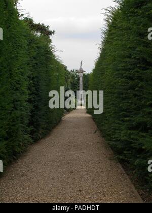 Chiswick, Londres, ROYAUME UNI - 19 juillet 2018 : Vue en perspective d'un chemin de la patte d'oie), le pied de colonne dorique et Vénus statue au point central. Banque D'Images