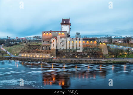 NARVA, ESTONIE - 1 janvier 2017 : Hermann Musée du château sur la rive de la rivière Narova (Narva). Sur le côté droit est le pont de l'Amitié Banque D'Images