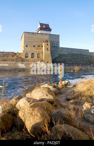 NARVA, ESTONIE - 3 janvier 2017 : Hermann Musée du Château près de la rivière Narova (Narva). Le premier plan est un poste frontière en ville russe Ivangorod Banque D'Images