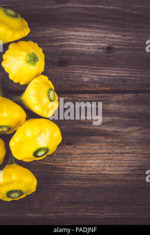 Petite taille patty pan squash patisson wood background Banque D'Images