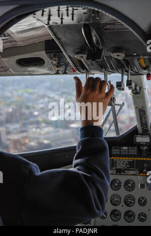 La manette de commande d'exploitation pilote d'un Twin Otter float plane sur son approche de la terre dans le port de Victoria sur l'île de Vancouver. Banque D'Images