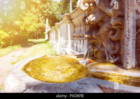 Fontaine d'eau potable avec de l'eau froide dans la Villa Borghese, Rome, Italie Banque D'Images