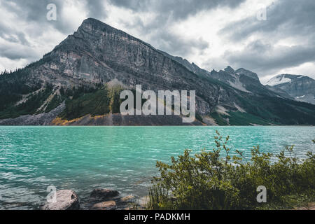 La belle nature du lac Louise en premier plan et montagne en arrière-plan, dans le parc national Banff, Alberta, Canada. Banque D'Images