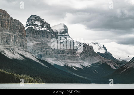 Grand Panorama des sommets environnants au lac Maligne, parc national Jasper. Banque D'Images