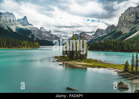 Belle Île Spirit dans le lac Maligne, Jasper National Park, Alberta, Canada Banque D'Images