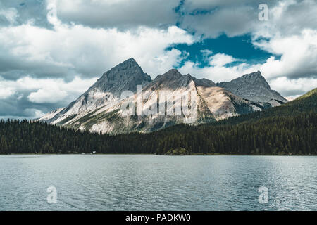 Grand Panorama des sommets environnants au lac Maligne, parc national Jasper. Banque D'Images