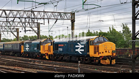 L'embranchement de la société Nosey "Peaker" Enthusiast's train spécial arrive à Manchester Piccadilly sur 14.6.18 tiré par les Drs loco's 37424 et 37407. Banque D'Images