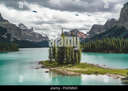 Belle Île Spirit dans le lac Maligne, Jasper National Park, Alberta, Canada Banque D'Images