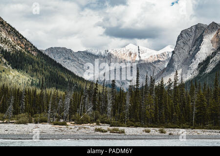 Grand Panorama des sommets environnants au lac Maligne, parc national Jasper. Banque D'Images