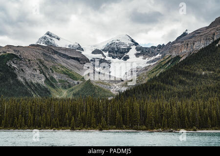 Grand Panorama des sommets environnants au lac Maligne, parc national Jasper. Banque D'Images