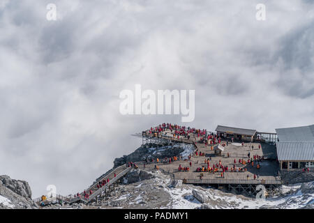 Yulong Snow Mountain Chine, Lijiang, Yunnan Province, des montagnes enneigées, des montagnes enneigées, plank road qui s'étend jusqu'à la haut Banque D'Images