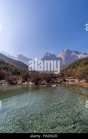 Blue Moon Valley en Montagne Enneigée du Dragon de Jade, Lijiang, Yunnan, Chine. Banque D'Images