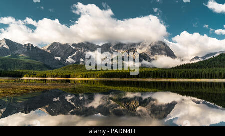 La réflexion avec lac et montagnes low hanging couds au Lac Kananaskis inférieur du parc provincial Peter Lougheed de Kananaskis Alberta Canada Banque D'Images