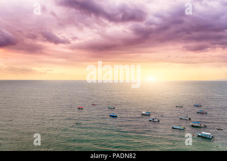 Puerto Vallarta, une ville de villégiature au Mexique, est célèbre par ses couchers de soleil. Cette photo a été prise au-dessus de Los Muertos beach, à proximité de l'embarcadère appelé Mirador. Banque D'Images