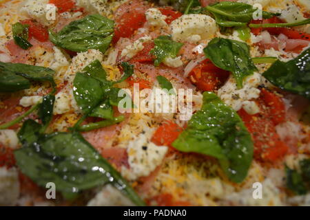 Close Up Texture Background de pizza garnie de basilic, Mozzarella, fromage, poivron rouge, les oignons et l'Ail Banque D'Images