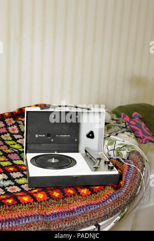 Record Player dans une chambre Banque D'Images