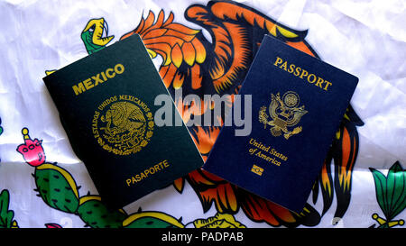 Un passeport américain et mexicain avec drapeau mexicain l'arrière-plan. Banque D'Images