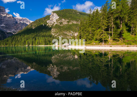 Le Lac de braies ou Pragser Wildsee. Lac de montagne Dolomites Tyrol du Sud, Italie Banque D'Images