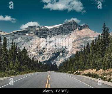 Rue de la promenade des Glaciers vide avec panorama de montagnes dans le parc national de Banff. Banque D'Images