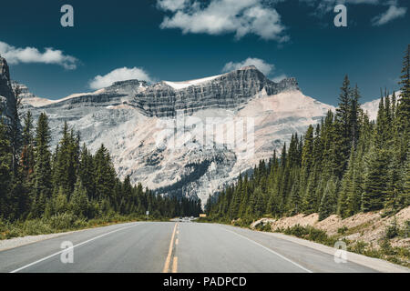 Rue de la promenade des Glaciers vide avec panorama de montagne de Banff N Banque D'Images