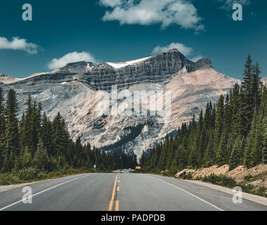 Rue de la promenade des Glaciers vide avec panorama de montagne de Banff N Banque D'Images