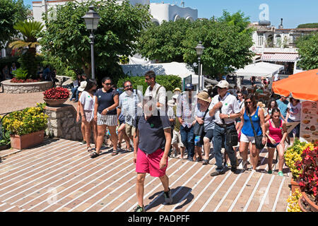 Groupe voyage organisé, les touristes, les visiteurs à Anacapri sur l'île de Capri, Italie. Banque D'Images