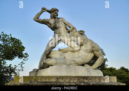 'Thésée combattant le Minotaure", par Etienne-Jules Ramey, le long du Jardin des Tuileries à Paris, France. Banque D'Images