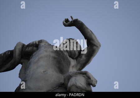 Détail de 'L'homme et sa misère,' par Jean-Baptiste Hugues, le long du Jardin des Tuileries à Paris, France. Banque D'Images