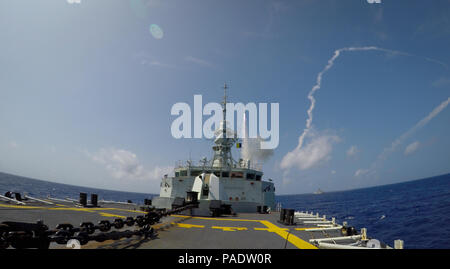 180716-O-N0842-1535 OCÉAN PACIFIQUE (16 juillet 2018) Marine Royale Canadienne frégate NCSM Vancouver une Missile Sea Sparrow évolué (ESSM) lors d'un exercice de missiles pendant que le navire participe à l'exercice Rim of the Pacific (RIMPAC) 16 juillet. Vingt-cinq nations, 46 navires, 5 sous-marins, environ 200 avions et 25 000 personnes participent à l'EXERCICE RIMPAC du 27 juin au 2 août dans et autour des îles Hawaï et la Californie du Sud. Le plus grand exercice maritime international RIMPAC, fournit une formation unique alors que la promotion et le soutien des relations de coopération, am Banque D'Images