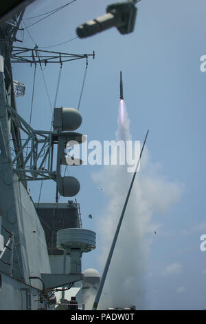 180716-O-N0842-1534 OCÉAN PACIFIQUE (16 juillet 2018) Marine Royale Canadienne frégate NCSM VANCOUVER une Missile Sea Sparrow évolué (ESSM) lors d'un exercice de missiles pendant que le navire participe à l'exercice Rim of the Pacific (RIMPAC). Vingt-cinq nations, 46 navires, 5 sous-marins, et d'environ 200 avions et 25 000 personnes participent à l'EXERCICE RIMPAC du 27 juin au 2 août dans et autour des îles Hawaï et la Californie du Sud. Le plus grand exercice maritime international RIMPAC, fournit une formation unique alors que la promotion et le soutien de relations de coopération entre les Banque D'Images